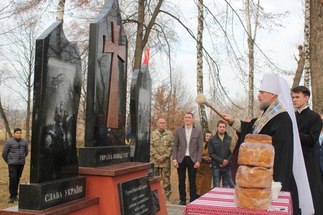 Пам’ятник героям Революції Гідності та захисникам України відкрили на Снятинщині (ФОТО)