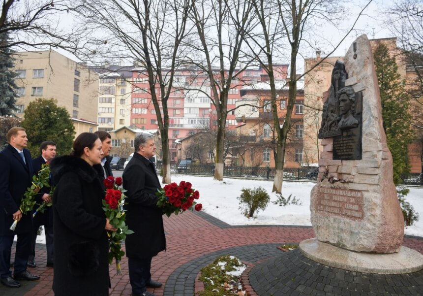 Президент на Прикарпатті вшанував пам’ять героя Небесної Сотні Романа Гурика