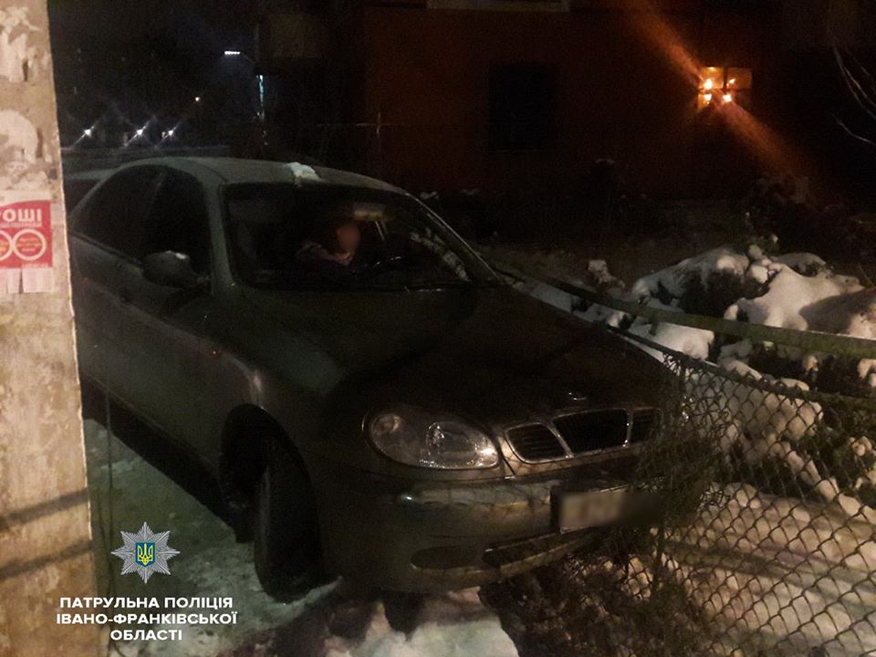 У Франківську п’яний водій без документів влетів у паркан (ФОТОФАКТ)