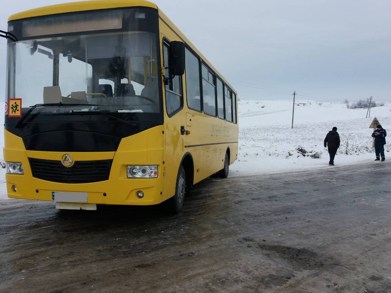 У Тлумацькому районі через ожеледицю автобус з дітьми вилетів з дороги (ФОТОФАКТ)