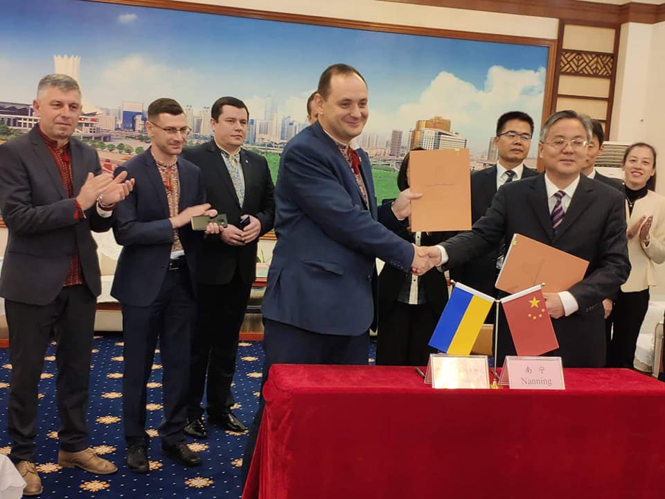 Марцінків створив у Китаї “майже історичний момент” для Франківська (ФОТОФАКТ)