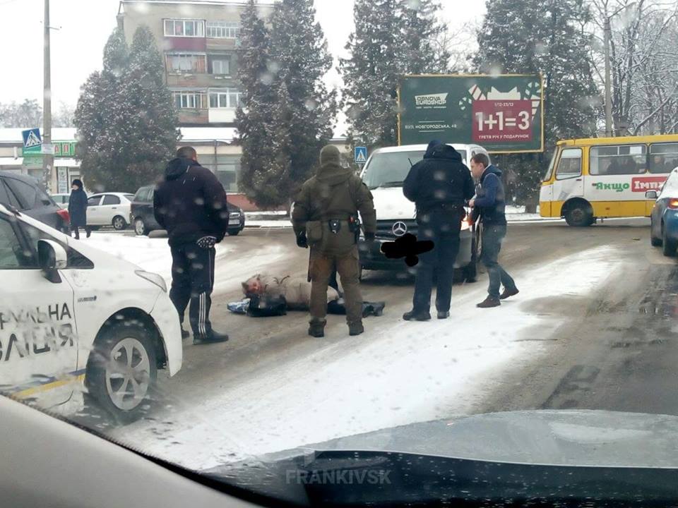 Жінка, котра на переході потрапила під колеса машини у Франківську, померла