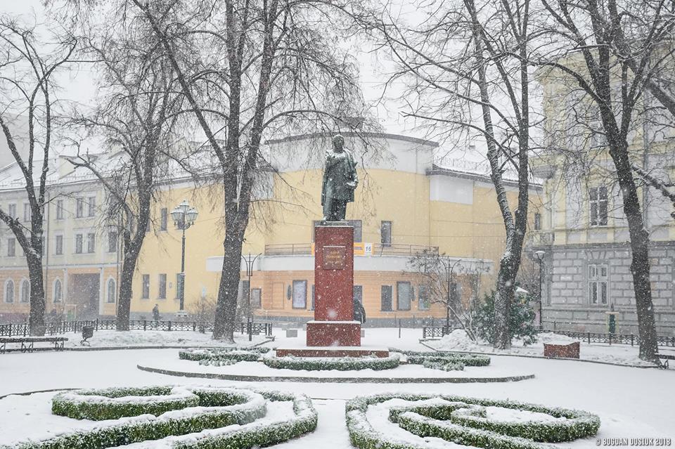 Перший сніг у грудні: у мережі з’явилися чарівні світлини зимового Франківська (ФОТО)